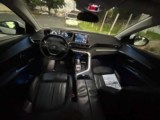 PEUGEOT-5008-2018