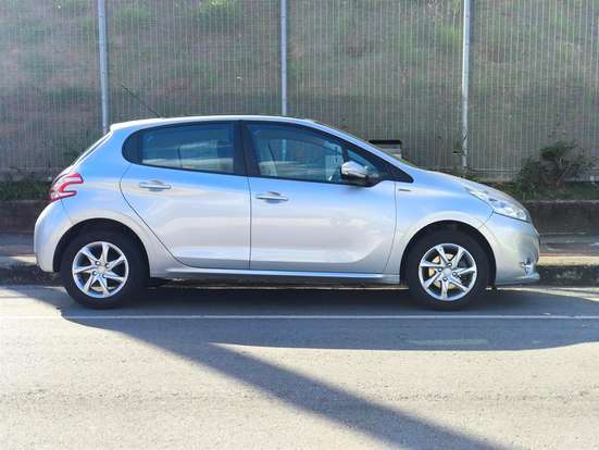 PEUGEOT-208-2016