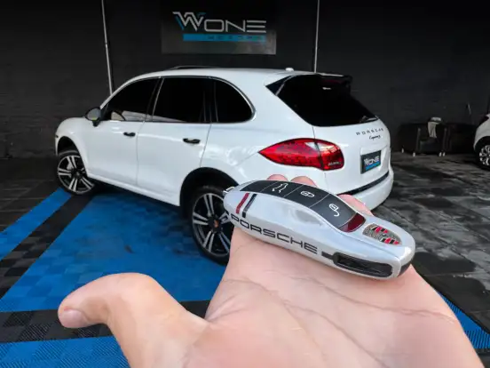 PORSCHE-CAYENNE-2012