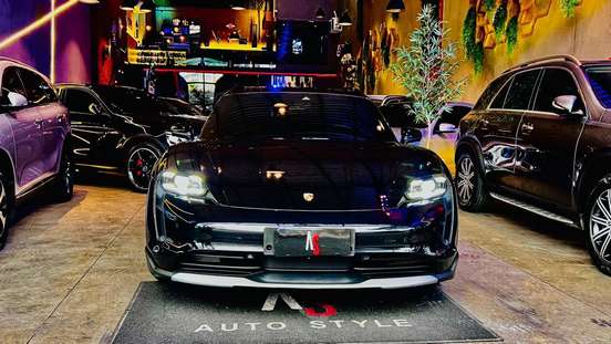 PORSCHE-TAYCAN-2023