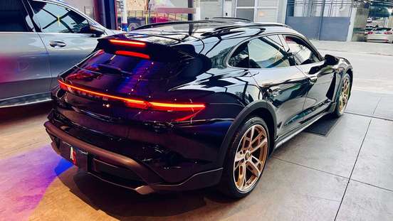 PORSCHE-TAYCAN-2023