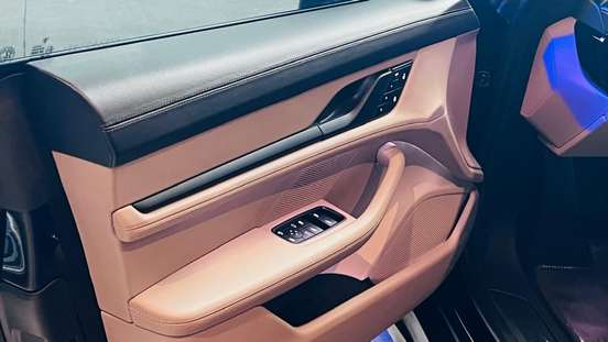 PORSCHE-TAYCAN-2023