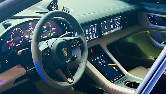 PORSCHE-TAYCAN-2023
