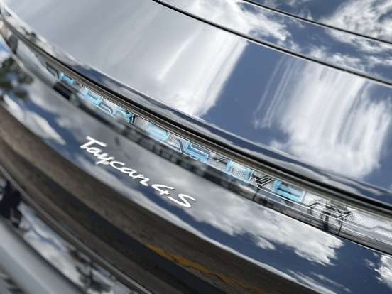 PORSCHE-TAYCAN-2022
