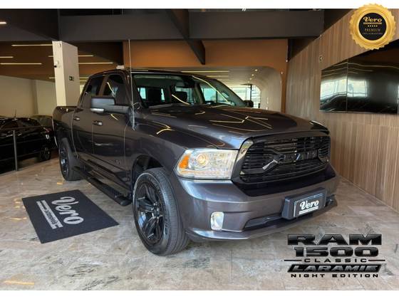 RAM CLASSIC 5.7 V8 GASOLINA LARAMIE NIGHT EDITION CD 4X4 AUTOMÁTICO