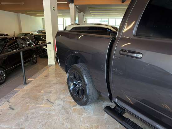 RAM-CLASSIC-5.7 V8 GASOLINA LARAMIE NIGHT EDITION CD 4X4 AUTOMÁTICO RAM-CLASSIC-2023