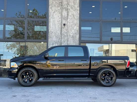 RAM-CLASSIC-5.7 V8 GASOLINA LARAMIE NIGHT EDITION CD 4X4 AUTOMÁTICO RAM-CLASSIC-2022
