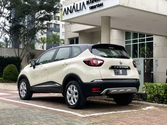 RENAULT-CAPTUR-2017
