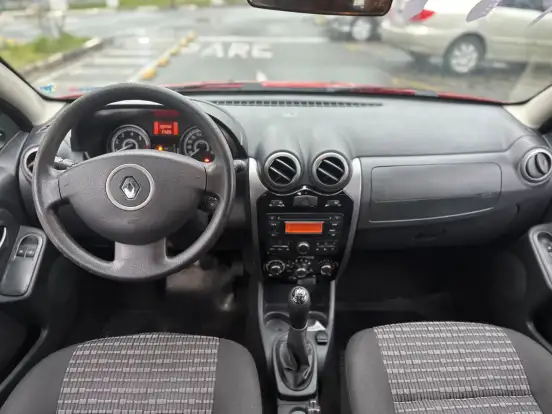 RENAULT-SANDERO-2013