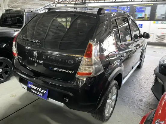 RENAULT-SANDERO-2013
