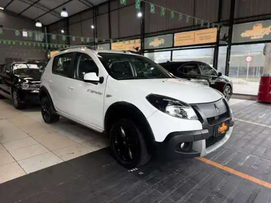 RENAULT-SANDERO-2013
