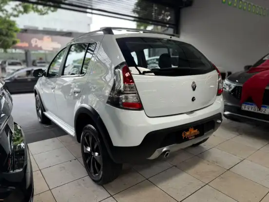RENAULT-SANDERO-2013