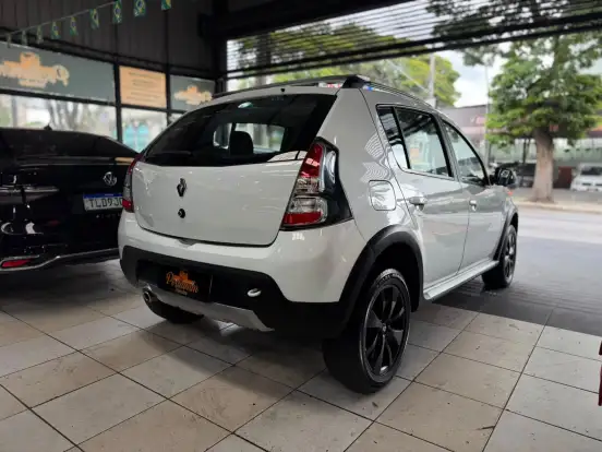 RENAULT-SANDERO-2013