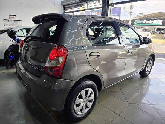TOYOTA-ETIOS-2017