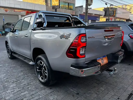 TOYOTA-HILUX-2023
