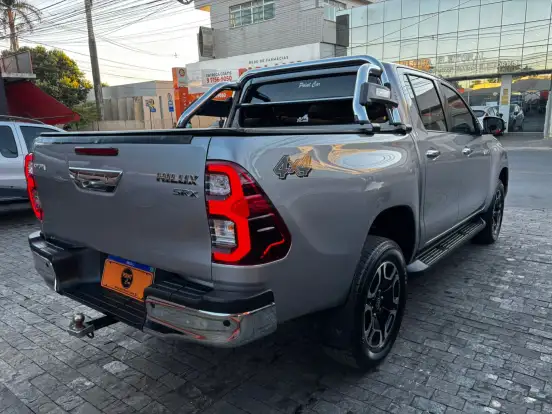 TOYOTA-HILUX-2.8 D-4D TURBO DIESEL CD SRX 4X4 AUTOMÁTICO TOYOTA-HILUX-2023