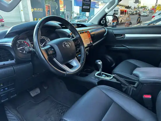 TOYOTA-HILUX-2.8 D-4D TURBO DIESEL CD SRX 4X4 AUTOMÁTICO TOYOTA-HILUX-2023