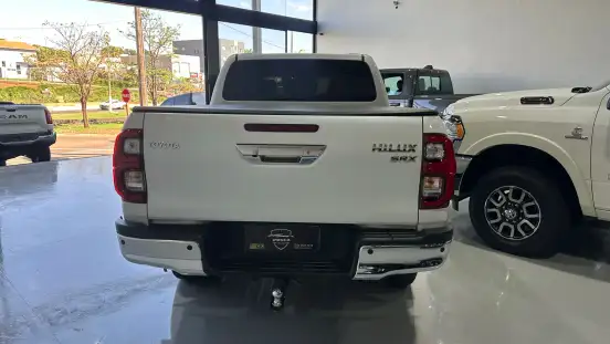 TOYOTA-HILUX-2.8 D-4D TURBO DIESEL CD SRX 4X4 AUTOMÁTICO TOYOTA-HILUX-2025
