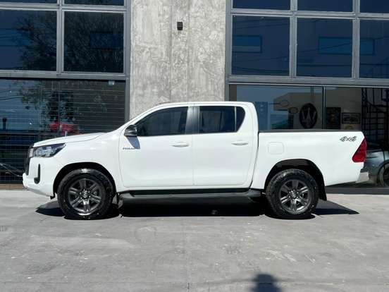 TOYOTA-HILUX-2023