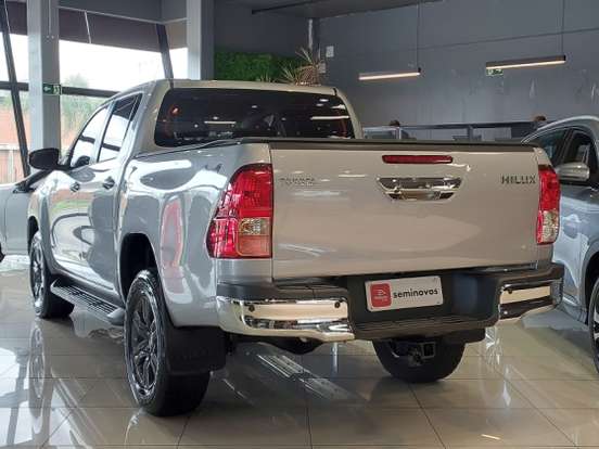 TOYOTA-HILUX-2.8 D-4D TURBO DIESEL CD SR 4X4 AUTOMÁTICO TOYOTA-HILUX-2025