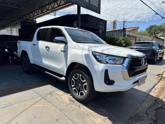 TOYOTA HILUX 2.8 D-4D TURBO DIESEL CD SRV 4X4 AUTOMÁTICO