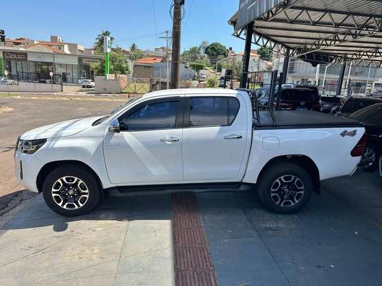 TOYOTA-HILUX-2021