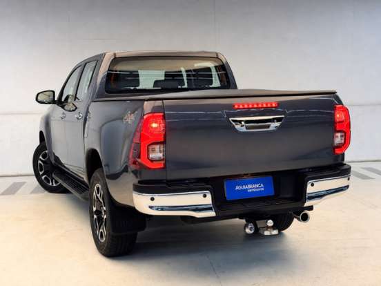 TOYOTA-HILUX-2.8 D-4D TURBO DIESEL CD SRX 4X4 AUTOMÁTICO TOYOTA-HILUX-2025