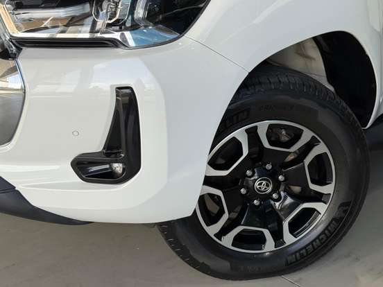 TOYOTA-HILUX-2023