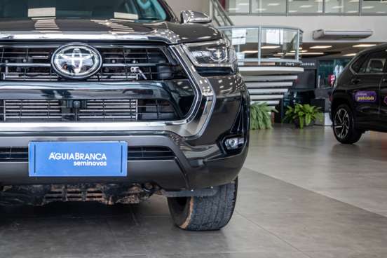 TOYOTA-HILUX-2.8 D-4D TURBO DIESEL CD SRX 4X4 AUTOMÁTICO TOYOTA-HILUX-2025