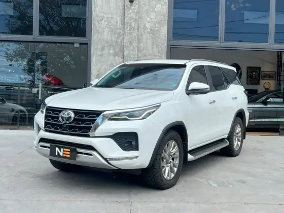 TOYOTA HILUX SW4 2.8 D-4D TURBO DIESEL SRX 7L 4X4 AUTOMÁTICO