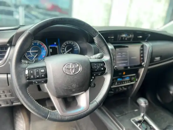 TOYOTA-HILUX SW4-2023