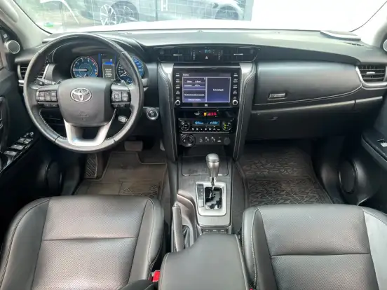 TOYOTA-HILUX SW4-2.8 D-4D TURBO DIESEL SRX 7L 4X4 AUTOMÁTICO TOYOTA-HILUX SW4-2023