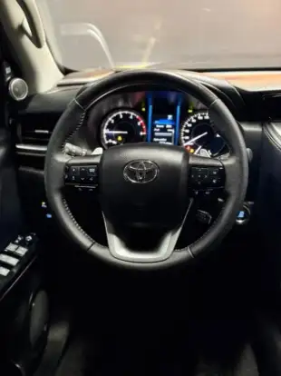 TOYOTA-HILUX SW4-2024