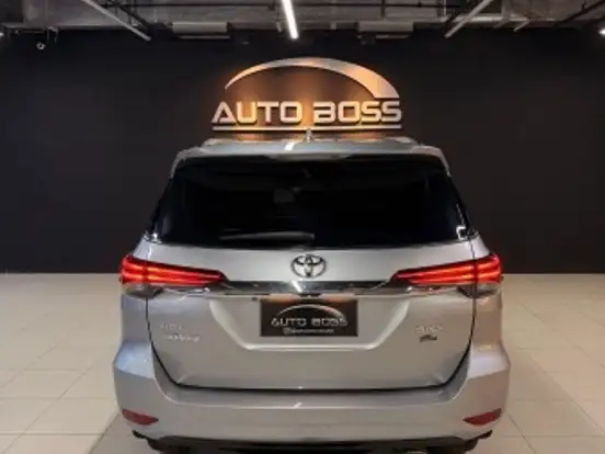 TOYOTA-HILUX SW4-2.8 SRX 4X4 7 LUGARES 16V TURBO INTERCOOLER DIESEL 4P AUTOMÁTICO TOYOTA-HILUX SW4-2019