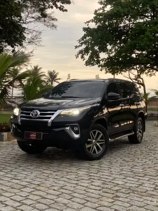 TOYOTA HILUX SW4 2.8 SRX 4X4 7 LUGARES 16V TURBO INTERCOOLER DIESEL 4P AUTOMÁTICO