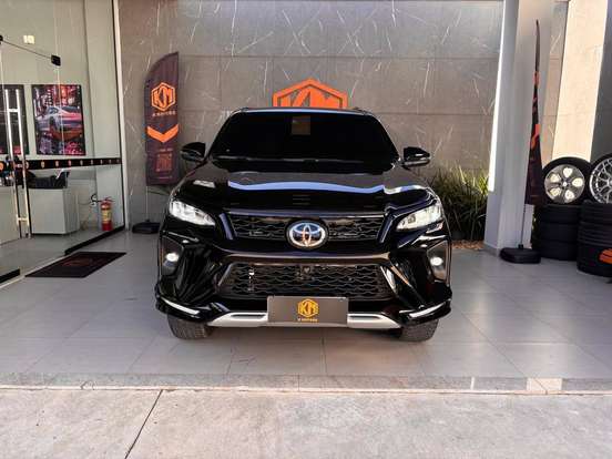 TOYOTA-HILUX SW4-2.8 D-4D TURBO DIESEL DIAMOND 7L 4X4 AUTOMÁTICO TOYOTA-HILUX SW4-2025