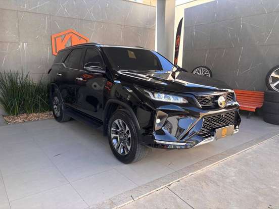 TOYOTA-HILUX SW4-2.8 D-4D TURBO DIESEL DIAMOND 7L 4X4 AUTOMÁTICO TOYOTA-HILUX SW4-2025