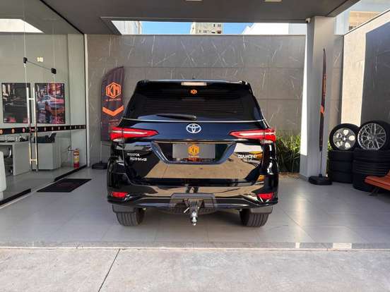 TOYOTA-HILUX SW4-2.8 D-4D TURBO DIESEL DIAMOND 7L 4X4 AUTOMÁTICO TOYOTA-HILUX SW4-2025