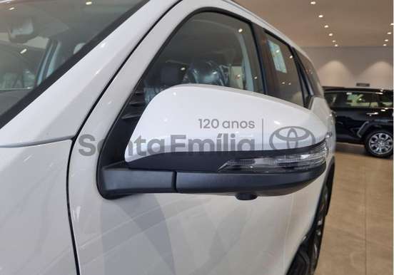 TOYOTA-HILUX SW4-2026