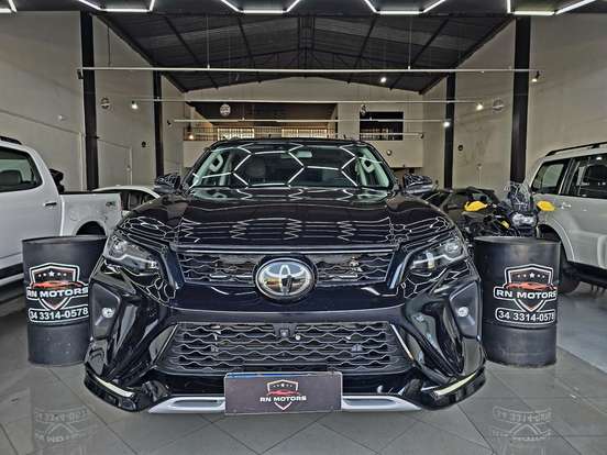 TOYOTA-HILUX SW4-2024