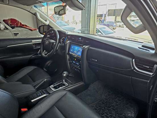 TOYOTA-HILUX SW4-2024