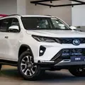 TOYOTA HILUX SW4 2.8 D-4D TURBO DIESEL SRX PLATINUM 7L 4X4 AUTOMÁTICO TOYOTA HILUX SW4 2.8 D-4D TURBO DIESEL SRX PLATINUM 7L 4X4 AUTOMÁTICO