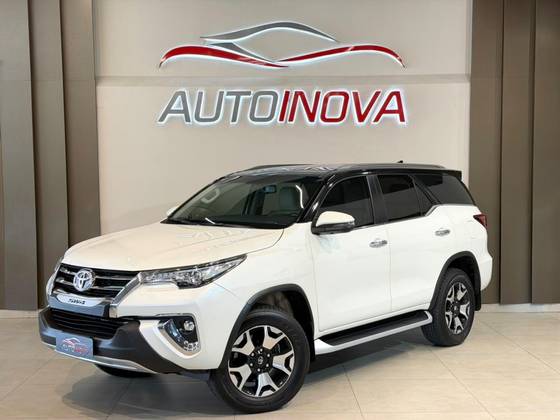 TOYOTA HILUX SW4 2.8 SRX DIAMOND 4X4 7 LUGARES 16V TURBO INTERCOOLER DIESEL 4P AUTOMÁTICO