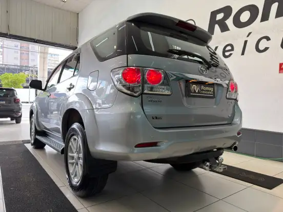 TOYOTA-HILUX SW4-2014