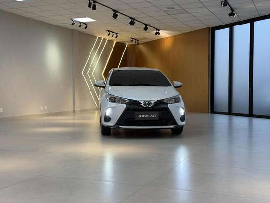 TOYOTA-YARIS-2023