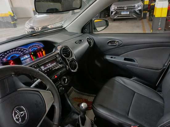 TOYOTA-ETIOS-1.5 XLS SEDAN 16V FLEX 4P MANUAL TOYOTA-ETIOS-2015