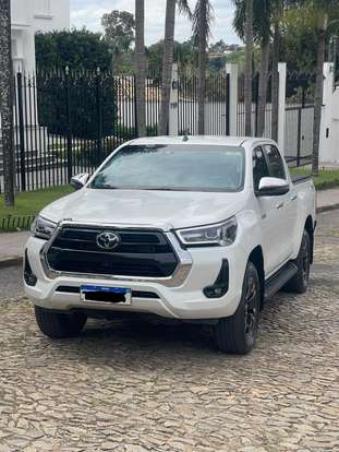 TOYOTA-HILUX-2.8 D-4D TURBO DIESEL CD SRX 4X4 AUTOMÁTICO TOYOTA-HILUX-2024