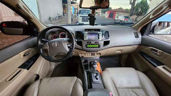 TOYOTA-HILUX SW4-2011