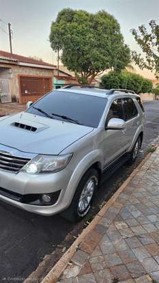 TOYOTA-HILUX SW4-2011