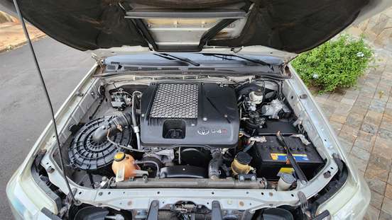 TOYOTA-HILUX SW4-2011